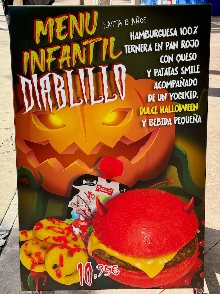 Menú infantil de hamburguesa de Halloween en Parque Warner 2024