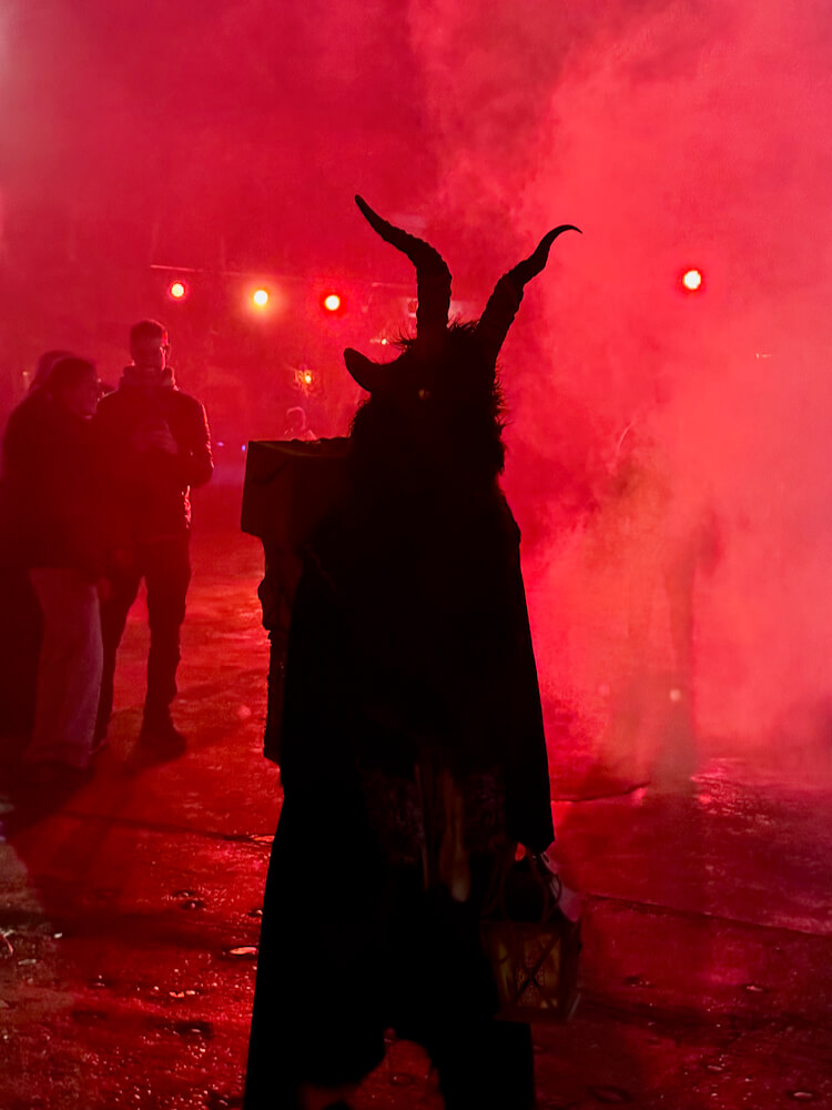 Monstruo en una de las scare zones de las Halloween Scary Nights de Parque Warner