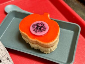 Mouse de mandarina y crujiente de chocolate blanco - Halloween 2024 Disneyland Paris