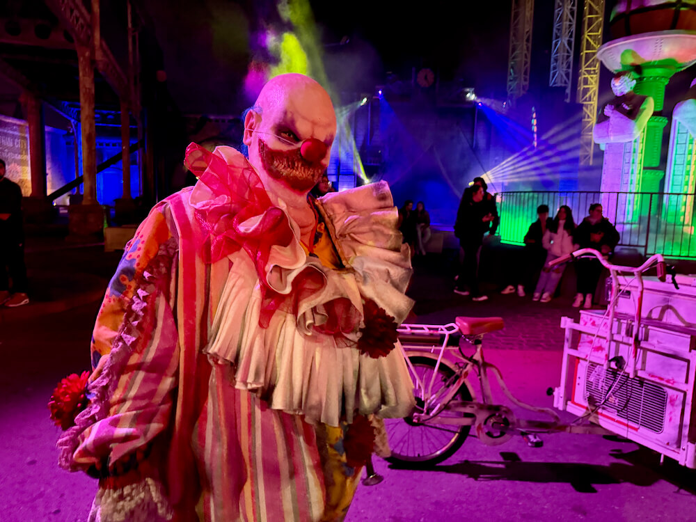 Payaso de la scare zone Clowns to Kill de las Halloween Scary Nights de Parque Warner