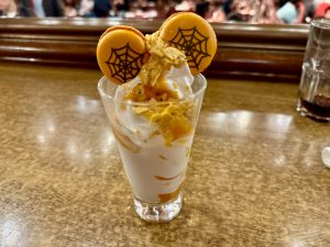 Sundae con helado de vainilla, culis de calabaza y caramelo de mantequilla salada - Lucky Nugget Saloon - Halloween 2024 Disneyland Paris