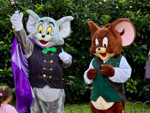 Tom y Jerry con sus disfraces de Halloween en Parque Warner