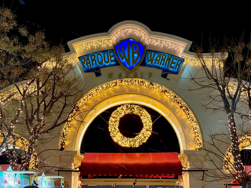 Arco de Parque Warner iluminado de Navidad