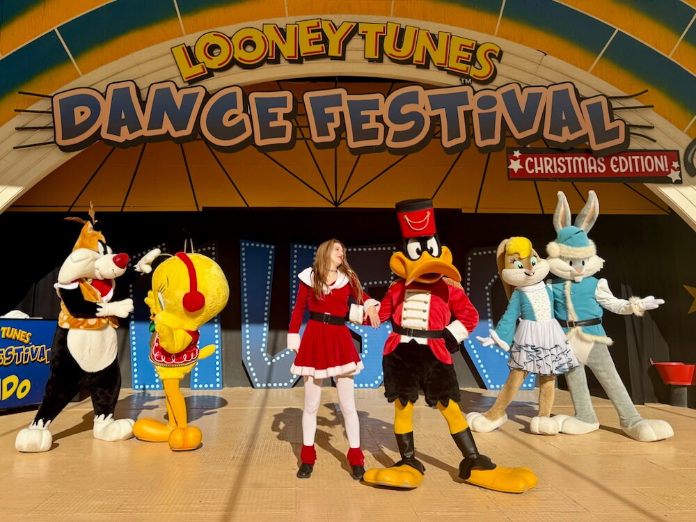 Espectáculo Looney Tunes Dance Festival Christmas Edition de la Navidad de Parque Warner