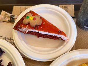 Tarta con galleta de jengibre - El Rancho - Parque Warner Navidad 2024